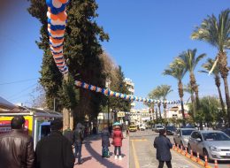 Kuşadası Ak Parti Kongre Organizasyonu kusadasi ak parti kongre organizasyonu 10 İzmir Organizasyon Kuşadası Ak Parti Kongre Organizasyonu için, İzmir Organizasyon şirketimiz profesyonel ekibi ile birlikte Kuşadası'nda hizmet verdi. 2004 yılından bugüne dek organizasyon alanında hizmet veren İzmir Organizasyon şirketimiz, yılların getirdiği deneyim ve sayısız organizasyon tecrübesiyle organizasyon sektörünün aranan firmalarından biri olmayı başarmıştır. Organizasyon ile ilgili A'dan Z'ye tüm etkinliklerde son model araçlarıyla, başta İzmir olmak üzere, yakın çevresi, Ege Bölgesi ve Türkiye geneline ulaşan şirketimiz kaliteli ekipmanları ve profesyonel ekibiyle her daim yanı başınızdadır. Kuşadası Ak Parti Kongre Organizasyonu için İzmir Organizasyon firmamıza ulaşan tedarikçi firmayla, organizasyon içerisinde yer verilecek hizmetleri ayrıntılı olarak konuştuk. Organizasyon alanında yapılacak olan tüm balon süslemeler ve organizasyon anında gerçekleştirilecek olan konfeti atımı İzmir Organizasyon şirketimiz tarafından düzenlenecekti. Organizasyonun tarihi ve saati belirlenmişti günler öncesinden. Bizlerde ekibimizle birlikte Kuşadası Ak Parti Kongre Organizasyonu için hazırlıklarımıza başlamıştık. Partinin kurumsal renklerinden oluşan papatya balon süsleme, zincir balon süsleme, kapı takı balon süsleme gibi balon süslemelerle organizasyon alanını dikkat çekici kılmayı hedefledik. Organizasyondan bir gün önce ekipmanlarımızı son model araçlarımıza yükleyerek belirlenen lokasyona doğru yola çıktık. Kuşadası Balon Süsleme