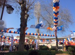 Kuşadası Ak Parti Kongre Organizasyonu kusadasi ak parti kongre organizasyonu 11 İzmir Organizasyon Kuşadası Ak Parti Kongre Organizasyonu için, İzmir Organizasyon şirketimiz profesyonel ekibi ile birlikte Kuşadası'nda hizmet verdi. 2004 yılından bugüne dek organizasyon alanında hizmet veren İzmir Organizasyon şirketimiz, yılların getirdiği deneyim ve sayısız organizasyon tecrübesiyle organizasyon sektörünün aranan firmalarından biri olmayı başarmıştır. Organizasyon ile ilgili A'dan Z'ye tüm etkinliklerde son model araçlarıyla, başta İzmir olmak üzere, yakın çevresi, Ege Bölgesi ve Türkiye geneline ulaşan şirketimiz kaliteli ekipmanları ve profesyonel ekibiyle her daim yanı başınızdadır. Kuşadası Ak Parti Kongre Organizasyonu için İzmir Organizasyon firmamıza ulaşan tedarikçi firmayla, organizasyon içerisinde yer verilecek hizmetleri ayrıntılı olarak konuştuk. Organizasyon alanında yapılacak olan tüm balon süslemeler ve organizasyon anında gerçekleştirilecek olan konfeti atımı İzmir Organizasyon şirketimiz tarafından düzenlenecekti. Organizasyonun tarihi ve saati belirlenmişti günler öncesinden. Bizlerde ekibimizle birlikte Kuşadası Ak Parti Kongre Organizasyonu için hazırlıklarımıza başlamıştık. Partinin kurumsal renklerinden oluşan papatya balon süsleme, zincir balon süsleme, kapı takı balon süsleme gibi balon süslemelerle organizasyon alanını dikkat çekici kılmayı hedefledik. Organizasyondan bir gün önce ekipmanlarımızı son model araçlarımıza yükleyerek belirlenen lokasyona doğru yola çıktık. Zincir Balon Süsleme