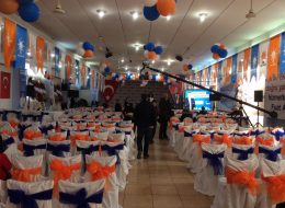 Kuşadası Ak Parti Kongre Organizasyonu kusadasi ak parti kongre organizasyonu 2 İzmir Organizasyon Kuşadası Ak Parti Kongre Organizasyonu için, İzmir Organizasyon şirketimiz profesyonel ekibi ile birlikte Kuşadası'nda hizmet verdi. 2004 yılından bugüne dek organizasyon alanında hizmet veren İzmir Organizasyon şirketimiz, yılların getirdiği deneyim ve sayısız organizasyon tecrübesiyle organizasyon sektörünün aranan firmalarından biri olmayı başarmıştır. Organizasyon ile ilgili A'dan Z'ye tüm etkinliklerde son model araçlarıyla, başta İzmir olmak üzere, yakın çevresi, Ege Bölgesi ve Türkiye geneline ulaşan şirketimiz kaliteli ekipmanları ve profesyonel ekibiyle her daim yanı başınızdadır. Kuşadası Ak Parti Kongre Organizasyonu için İzmir Organizasyon firmamıza ulaşan tedarikçi firmayla, organizasyon içerisinde yer verilecek hizmetleri ayrıntılı olarak konuştuk. Organizasyon alanında yapılacak olan tüm balon süslemeler ve organizasyon anında gerçekleştirilecek olan konfeti atımı İzmir Organizasyon şirketimiz tarafından düzenlenecekti. Organizasyonun tarihi ve saati belirlenmişti günler öncesinden. Bizlerde ekibimizle birlikte Kuşadası Ak Parti Kongre Organizasyonu için hazırlıklarımıza başlamıştık. Partinin kurumsal renklerinden oluşan papatya balon süsleme, zincir balon süsleme, kapı takı balon süsleme gibi balon süslemelerle organizasyon alanını dikkat çekici kılmayı hedefledik. Organizasyondan bir gün önce ekipmanlarımızı son model araçlarımıza yükleyerek belirlenen lokasyona doğru yola çıktık. Gazlı Konfeti Makinesi Kiralama