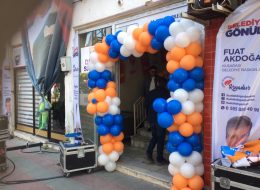 Kuşadası Ak Parti Kongre Organizasyonu kusadasi ak parti kongre organizasyonu 5 İzmir Organizasyon Kuşadası Ak Parti Kongre Organizasyonu için, İzmir Organizasyon şirketimiz profesyonel ekibi ile birlikte Kuşadası'nda hizmet verdi. 2004 yılından bugüne dek organizasyon alanında hizmet veren İzmir Organizasyon şirketimiz, yılların getirdiği deneyim ve sayısız organizasyon tecrübesiyle organizasyon sektörünün aranan firmalarından biri olmayı başarmıştır. Organizasyon ile ilgili A'dan Z'ye tüm etkinliklerde son model araçlarıyla, başta İzmir olmak üzere, yakın çevresi, Ege Bölgesi ve Türkiye geneline ulaşan şirketimiz kaliteli ekipmanları ve profesyonel ekibiyle her daim yanı başınızdadır. Kuşadası Ak Parti Kongre Organizasyonu için İzmir Organizasyon firmamıza ulaşan tedarikçi firmayla, organizasyon içerisinde yer verilecek hizmetleri ayrıntılı olarak konuştuk. Organizasyon alanında yapılacak olan tüm balon süslemeler ve organizasyon anında gerçekleştirilecek olan konfeti atımı İzmir Organizasyon şirketimiz tarafından düzenlenecekti. Organizasyonun tarihi ve saati belirlenmişti günler öncesinden. Bizlerde ekibimizle birlikte Kuşadası Ak Parti Kongre Organizasyonu için hazırlıklarımıza başlamıştık. Partinin kurumsal renklerinden oluşan papatya balon süsleme, zincir balon süsleme, kapı takı balon süsleme gibi balon süslemelerle organizasyon alanını dikkat çekici kılmayı hedefledik. Organizasyondan bir gün önce ekipmanlarımızı son model araçlarımıza yükleyerek belirlenen lokasyona doğru yola çıktık. Kapı Tak Balon Süsleme