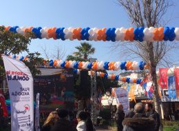 Kuşadası Ak Parti Kongre Organizasyonu kusadasi ak parti kongre organizasyonu 7 İzmir Organizasyon Kuşadası Ak Parti Kongre Organizasyonu için, İzmir Organizasyon şirketimiz profesyonel ekibi ile birlikte Kuşadası'nda hizmet verdi. 2004 yılından bugüne dek organizasyon alanında hizmet veren İzmir Organizasyon şirketimiz, yılların getirdiği deneyim ve sayısız organizasyon tecrübesiyle organizasyon sektörünün aranan firmalarından biri olmayı başarmıştır. Organizasyon ile ilgili A'dan Z'ye tüm etkinliklerde son model araçlarıyla, başta İzmir olmak üzere, yakın çevresi, Ege Bölgesi ve Türkiye geneline ulaşan şirketimiz kaliteli ekipmanları ve profesyonel ekibiyle her daim yanı başınızdadır. Kuşadası Ak Parti Kongre Organizasyonu için İzmir Organizasyon firmamıza ulaşan tedarikçi firmayla, organizasyon içerisinde yer verilecek hizmetleri ayrıntılı olarak konuştuk. Organizasyon alanında yapılacak olan tüm balon süslemeler ve organizasyon anında gerçekleştirilecek olan konfeti atımı İzmir Organizasyon şirketimiz tarafından düzenlenecekti. Organizasyonun tarihi ve saati belirlenmişti günler öncesinden. Bizlerde ekibimizle birlikte Kuşadası Ak Parti Kongre Organizasyonu için hazırlıklarımıza başlamıştık. Partinin kurumsal renklerinden oluşan papatya balon süsleme, zincir balon süsleme, kapı takı balon süsleme gibi balon süslemelerle organizasyon alanını dikkat çekici kılmayı hedefledik. Organizasyondan bir gün önce ekipmanlarımızı son model araçlarımıza yükleyerek belirlenen lokasyona doğru yola çıktık. Kuşadası Balon Süsleme