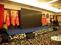 Led Ekran Kiralama led ekran kiralama izmir organizasyon 15 İzmir Organizasyon Led ekran kiralama hizmetiyle, İzmir Organizasyon konser, tiyatro, açılış organizasyonu, temel atma töreni, ramazan etkinlikleri, stand-up gösterileri, yarışmalar, ürün/marka tanıtımları, maç gösterimleri, yılbaşı kutlamaları, reklam gösterimleri gibi organizasyonlarınızda en küçükten en büyük boyuta kadar yüksek kalitede led ekran kurulumu hizmeti sağlıyoruz. İzmir Organizasyon, Türkiye’nin her noktasına, 15 yıllık tecrübesi ile sizlere profesyonel ekip ve ekipmanlar aracılığıyla hizmet vermektedir. Led ekranların özellikleri ve boyutu değişiklik göstereceğinden kiralamak istediğiniz alanın genişliğine ve büyüklüğüne dikkat edilmelidir. Led ekranlar yüksek ışık kalitesine sahip olduğundan firmamız tarafından da sık sık talep görüyor. Led ekranlar, düğün organizasyonları, nişan organizasyonları, ramazan etkinlikleri gibi organizasyonlar da bilgisayar, kamera gibi cihazlar aracılığı ile video çekimi yapılan alanın ya da kullanılacak görsellerin yüksek kalite ile ekrana yansıtılmasını sağlar. Kullandığınız led ekranlar organizasyon konseptinize, kişi sayısına göre farklı boyutlarda tercih edilebilir. Sadece led ekran kiralaması hizmeti değil, nakliye ve kurulum da İzmir Organizasyon profesyonel ekibi tarafından gerçekleştiriliyor. Sahne Önü Çiçek Süsleme ve Led Ekran Kiralama İzmir