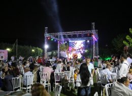 Led Ekran Kiralama led ekran kiralama izmir organizasyon 20 İzmir Organizasyon Led ekran kiralama hizmetiyle, İzmir Organizasyon konser, tiyatro, açılış organizasyonu, temel atma töreni, ramazan etkinlikleri, stand-up gösterileri, yarışmalar, ürün/marka tanıtımları, maç gösterimleri, yılbaşı kutlamaları, reklam gösterimleri gibi organizasyonlarınızda en küçükten en büyük boyuta kadar yüksek kalitede led ekran kurulumu hizmeti sağlıyoruz. İzmir Organizasyon, Türkiye’nin her noktasına, 15 yıllık tecrübesi ile sizlere profesyonel ekip ve ekipmanlar aracılığıyla hizmet vermektedir. Led ekranların özellikleri ve boyutu değişiklik göstereceğinden kiralamak istediğiniz alanın genişliğine ve büyüklüğüne dikkat edilmelidir. Led ekranlar yüksek ışık kalitesine sahip olduğundan firmamız tarafından da sık sık talep görüyor. Led ekranlar, düğün organizasyonları, nişan organizasyonları, ramazan etkinlikleri gibi organizasyonlar da bilgisayar, kamera gibi cihazlar aracılığı ile video çekimi yapılan alanın ya da kullanılacak görsellerin yüksek kalite ile ekrana yansıtılmasını sağlar. Kullandığınız led ekranlar organizasyon konseptinize, kişi sayısına göre farklı boyutlarda tercih edilebilir. Sadece led ekran kiralaması hizmeti değil, nakliye ve kurulum da İzmir Organizasyon profesyonel ekibi tarafından gerçekleştiriliyor. İzmir Led Ekran Kiralama