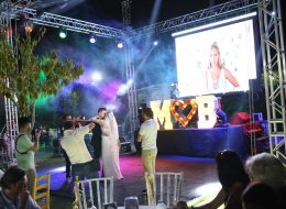Led Ekran Kiralama led ekran kiralama izmir organizasyon 21 İzmir Organizasyon Led ekran kiralama hizmetiyle, İzmir Organizasyon konser, tiyatro, açılış organizasyonu, temel atma töreni, ramazan etkinlikleri, stand-up gösterileri, yarışmalar, ürün/marka tanıtımları, maç gösterimleri, yılbaşı kutlamaları, reklam gösterimleri gibi organizasyonlarınızda en küçükten en büyük boyuta kadar yüksek kalitede led ekran kurulumu hizmeti sağlıyoruz. İzmir Organizasyon, Türkiye’nin her noktasına, 15 yıllık tecrübesi ile sizlere profesyonel ekip ve ekipmanlar aracılığıyla hizmet vermektedir. Led ekranların özellikleri ve boyutu değişiklik göstereceğinden kiralamak istediğiniz alanın genişliğine ve büyüklüğüne dikkat edilmelidir. Led ekranlar yüksek ışık kalitesine sahip olduğundan firmamız tarafından da sık sık talep görüyor. Led ekranlar, düğün organizasyonları, nişan organizasyonları, ramazan etkinlikleri gibi organizasyonlar da bilgisayar, kamera gibi cihazlar aracılığı ile video çekimi yapılan alanın ya da kullanılacak görsellerin yüksek kalite ile ekrana yansıtılmasını sağlar. Kullandığınız led ekranlar organizasyon konseptinize, kişi sayısına göre farklı boyutlarda tercih edilebilir. Sadece led ekran kiralaması hizmeti değil, nakliye ve kurulum da İzmir Organizasyon profesyonel ekibi tarafından gerçekleştiriliyor. Led Ekran Kiralama Düğün Organizasyonu İzmir