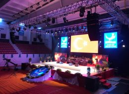 Led Ekran Kiralama led ekran kiralama izmir organizasyon 9 İzmir Organizasyon Led ekran kiralama hizmetiyle, İzmir Organizasyon konser, tiyatro, açılış organizasyonu, temel atma töreni, ramazan etkinlikleri, stand-up gösterileri, yarışmalar, ürün/marka tanıtımları, maç gösterimleri, yılbaşı kutlamaları, reklam gösterimleri gibi organizasyonlarınızda en küçükten en büyük boyuta kadar yüksek kalitede led ekran kurulumu hizmeti sağlıyoruz. İzmir Organizasyon, Türkiye’nin her noktasına, 15 yıllık tecrübesi ile sizlere profesyonel ekip ve ekipmanlar aracılığıyla hizmet vermektedir. Led ekranların özellikleri ve boyutu değişiklik göstereceğinden kiralamak istediğiniz alanın genişliğine ve büyüklüğüne dikkat edilmelidir. Led ekranlar yüksek ışık kalitesine sahip olduğundan firmamız tarafından da sık sık talep görüyor. Led ekranlar, düğün organizasyonları, nişan organizasyonları, ramazan etkinlikleri gibi organizasyonlar da bilgisayar, kamera gibi cihazlar aracılığı ile video çekimi yapılan alanın ya da kullanılacak görsellerin yüksek kalite ile ekrana yansıtılmasını sağlar. Kullandığınız led ekranlar organizasyon konseptinize, kişi sayısına göre farklı boyutlarda tercih edilebilir. Sadece led ekran kiralaması hizmeti değil, nakliye ve kurulum da İzmir Organizasyon profesyonel ekibi tarafından gerçekleştiriliyor. Belediye Şenlikleri Led Ekran Kiralama İzmir