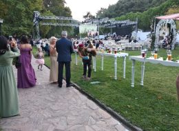 Limonatacı & Şerbetçi limonataci serbetci 1 İzmir Organizasyon Limonatacı ve şerbetçi kiralama hizmetleri ile İzmir Organizasyon firmamız organizasyon ve etkinliklerinizde davetlilerinize soğuk ikramlar sunmaktadır. Limonata; şeker, limon, portakal, su ve isteğe göre bal ile yaptığımız serinletici içeceklerdendir. Şerbet; özellikle Osmanlı döneminde kutlamalarda ve büyük davetlerde ikram edilen, farklı meyvelerle yapılan şekerli içecektir. Doğum günü organizasyonlarında sweet table masasında sunulabildiği gibi, piknik organizasyonu, aile günü etkinliklerinde ayrı bir içecek standı olarak servis edilebilir. Ramazan etkinliklerinin olmazsa olmazı olan limonata ve şerbet ikramları, ekip arkadaşlarımız tarafından yöresel kostümlerini giyip o lezzetli ikramlarını yaptığında, geçmişi yad edecek o eşsiz lezzetin keyfini yaşayacaksınız. Limonata ve şerbet ikramları hizmeti ile birlikte, bu ikramları sunmak üzere servis elemanı hizmeti de sunmaktayız. Davetli ya da konuk sayınız ile doğru orantılı olarak dilediğiniz sayıda servis elemanı temin etmekteyiz. 15 yıllık tecrübemizle, birinci sınıf kalitede ürünler kullanmakta ve hijyen kurallarına öncelikli olarak önem vermekteyiz. Siz değerli müşterilerimizin istekleri ve memnuniyeti başımızın tacı olup, profesyonel ekibimizle birlikte özenle ve titizlikle limonata ve şerbet hizmeti sunmaktayız. İzmir Limonatacı Kiralama