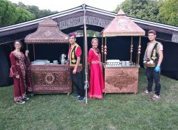 Limonatacı & Şerbetçi limonataci serbetci İzmir Organizasyon Limonatacı ve şerbetçi kiralama hizmetleri ile İzmir Organizasyon firmamız organizasyon ve etkinliklerinizde davetlilerinize soğuk ikramlar sunmaktadır. Limonata; şeker, limon, portakal, su ve isteğe göre bal ile yaptığımız serinletici içeceklerdendir. Şerbet; özellikle Osmanlı döneminde kutlamalarda ve büyük davetlerde ikram edilen, farklı meyvelerle yapılan şekerli içecektir. Doğum günü organizasyonlarında sweet table masasında sunulabildiği gibi, piknik organizasyonu, aile günü etkinliklerinde ayrı bir içecek standı olarak servis edilebilir. Ramazan etkinliklerinin olmazsa olmazı olan limonata ve şerbet ikramları, ekip arkadaşlarımız tarafından yöresel kostümlerini giyip o lezzetli ikramlarını yaptığında, geçmişi yad edecek o eşsiz lezzetin keyfini yaşayacaksınız. Limonata ve şerbet ikramları hizmeti ile birlikte, bu ikramları sunmak üzere servis elemanı hizmeti de sunmaktayız. Davetli ya da konuk sayınız ile doğru orantılı olarak dilediğiniz sayıda servis elemanı temin etmekteyiz. 15 yıllık tecrübemizle, birinci sınıf kalitede ürünler kullanmakta ve hijyen kurallarına öncelikli olarak önem vermekteyiz. Siz değerli müşterilerimizin istekleri ve memnuniyeti başımızın tacı olup, profesyonel ekibimizle birlikte özenle ve titizlikle limonata ve şerbet hizmeti sunmaktayız. Şerbetçi Kiralama