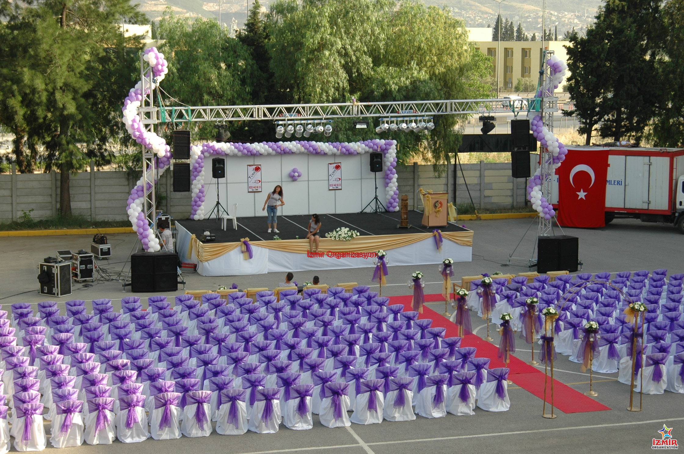 Sahne Podyum Kiralama lise mezuniyet organizasyonu ve onemi 11 İzmir Organizasyon Konser, mezuniyet, açılış törenleri, defile ve protokol etkinlikleriniz için istediğiniz ebat ve yükseklikte profesyonel sahne kiralama hizmeti. Güvenlik sertifikalı modüler sistemlerimiz; nakliye, uzman ekip tarafından montaj, tercihinize göre halı kaplama ve sahne eteği (skirting) uygulaması dahil anahtar teslim olarak sunulmaktadır. Etkinliğinizin prestijini İzmir Organizasyon kalitesiyle yükseltin. Profesyonel Ses Sahne ve Işık Sistemleri Kiralama İzmir Mezuniyet Organizasyonu