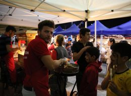 Macuncu macuncu 1 İzmir Organizasyon Macuncu içimizi ısıtan sesiyle, hem düşündüren hem de güldüren manileriyle çıkıp gelir sokağın köşesinden. Geçmişten mutluluk getirir, geleceğe umut götürür. Şeker ve limonun, çeşitli baharatlar kullanılarak, bir tabaka üzerinde servis edilen ve tahta çubuklarla sunulan geleneksel bir sokak tatlısıdır macun. İçerisinde kullanılan baharatlar sayesinde, şifalı olduğu ve bir takım hastalıklara da iyi geldiği bilinir. Günümüzde 'Sultanahmet Camii' gibi yerler dışında ne yazık ki çok da fazla rastlayamıyoruz sokaklarda Osmanlı macuncularına. Biz dedik ki, hem biz gidelim geçmişe, dedelerimizi ninelerimizi yad edelim, hem de çocuklarımız tanışık olsunlar eski Türk kültürü ile. Macun yapımında uzman ekibimiz, eskiyi aratmayan yöresel ve geleneksel kostümleriyle, rengarenk, lezzetli ve sağlıklı macunlar yapsınlar, sunsunlar bizlere ve çocuklarımıza. Dilerseniz okul, kurum ya da aile piknik organizasyonlarında, dilerseniz arkadaşlarınızın ya da çocuklarınızın doğum günü partilerinde, üniversite şenliklerinde, mezuniyet organizasyonlarında, AVM etkinliklerinde ve Ramazan etkinliklerinde 'Osmanlı macuncu'muz sizleri ziyaret edebilir, maniler okuyup istediğiniz renklerde macun sunumu yapabilir. İzmir Macuncu Kiralama