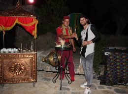 Macuncu macuncu 5 İzmir Organizasyon Macuncu içimizi ısıtan sesiyle, hem düşündüren hem de güldüren manileriyle çıkıp gelir sokağın köşesinden. Geçmişten mutluluk getirir, geleceğe umut götürür. Şeker ve limonun, çeşitli baharatlar kullanılarak, bir tabaka üzerinde servis edilen ve tahta çubuklarla sunulan geleneksel bir sokak tatlısıdır macun. İçerisinde kullanılan baharatlar sayesinde, şifalı olduğu ve bir takım hastalıklara da iyi geldiği bilinir. Günümüzde 'Sultanahmet Camii' gibi yerler dışında ne yazık ki çok da fazla rastlayamıyoruz sokaklarda Osmanlı macuncularına. Biz dedik ki, hem biz gidelim geçmişe, dedelerimizi ninelerimizi yad edelim, hem de çocuklarımız tanışık olsunlar eski Türk kültürü ile. Macun yapımında uzman ekibimiz, eskiyi aratmayan yöresel ve geleneksel kostümleriyle, rengarenk, lezzetli ve sağlıklı macunlar yapsınlar, sunsunlar bizlere ve çocuklarımıza. Dilerseniz okul, kurum ya da aile piknik organizasyonlarında, dilerseniz arkadaşlarınızın ya da çocuklarınızın doğum günü partilerinde, üniversite şenliklerinde, mezuniyet organizasyonlarında, AVM etkinliklerinde ve Ramazan etkinliklerinde 'Osmanlı macuncu'muz sizleri ziyaret edebilir, maniler okuyup istediğiniz renklerde macun sunumu yapabilir. Osmanlı Macunu Kiralama İzmir