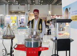 Macuncu macuncu 6 İzmir Organizasyon Macuncu içimizi ısıtan sesiyle, hem düşündüren hem de güldüren manileriyle çıkıp gelir sokağın köşesinden. Geçmişten mutluluk getirir, geleceğe umut götürür. Şeker ve limonun, çeşitli baharatlar kullanılarak, bir tabaka üzerinde servis edilen ve tahta çubuklarla sunulan geleneksel bir sokak tatlısıdır macun. İçerisinde kullanılan baharatlar sayesinde, şifalı olduğu ve bir takım hastalıklara da iyi geldiği bilinir. Günümüzde 'Sultanahmet Camii' gibi yerler dışında ne yazık ki çok da fazla rastlayamıyoruz sokaklarda Osmanlı macuncularına. Biz dedik ki, hem biz gidelim geçmişe, dedelerimizi ninelerimizi yad edelim, hem de çocuklarımız tanışık olsunlar eski Türk kültürü ile. Macun yapımında uzman ekibimiz, eskiyi aratmayan yöresel ve geleneksel kostümleriyle, rengarenk, lezzetli ve sağlıklı macunlar yapsınlar, sunsunlar bizlere ve çocuklarımıza. Dilerseniz okul, kurum ya da aile piknik organizasyonlarında, dilerseniz arkadaşlarınızın ya da çocuklarınızın doğum günü partilerinde, üniversite şenliklerinde, mezuniyet organizasyonlarında, AVM etkinliklerinde ve Ramazan etkinliklerinde 'Osmanlı macuncu'muz sizleri ziyaret edebilir, maniler okuyup istediğiniz renklerde macun sunumu yapabilir. Patlamış Mısırcı Pamuk Şekerci ve Macuncu Kiralama İzmir