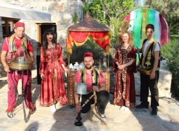 Macuncu macuncu 7 İzmir Organizasyon Macuncu içimizi ısıtan sesiyle, hem düşündüren hem de güldüren manileriyle çıkıp gelir sokağın köşesinden. Geçmişten mutluluk getirir, geleceğe umut götürür. Şeker ve limonun, çeşitli baharatlar kullanılarak, bir tabaka üzerinde servis edilen ve tahta çubuklarla sunulan geleneksel bir sokak tatlısıdır macun. İçerisinde kullanılan baharatlar sayesinde, şifalı olduğu ve bir takım hastalıklara da iyi geldiği bilinir. Günümüzde 'Sultanahmet Camii' gibi yerler dışında ne yazık ki çok da fazla rastlayamıyoruz sokaklarda Osmanlı macuncularına. Biz dedik ki, hem biz gidelim geçmişe, dedelerimizi ninelerimizi yad edelim, hem de çocuklarımız tanışık olsunlar eski Türk kültürü ile. Macun yapımında uzman ekibimiz, eskiyi aratmayan yöresel ve geleneksel kostümleriyle, rengarenk, lezzetli ve sağlıklı macunlar yapsınlar, sunsunlar bizlere ve çocuklarımıza. Dilerseniz okul, kurum ya da aile piknik organizasyonlarında, dilerseniz arkadaşlarınızın ya da çocuklarınızın doğum günü partilerinde, üniversite şenliklerinde, mezuniyet organizasyonlarında, AVM etkinliklerinde ve Ramazan etkinliklerinde 'Osmanlı macuncu'muz sizleri ziyaret edebilir, maniler okuyup istediğiniz renklerde macun sunumu yapabilir. Nostaljik Satıcılar ve Osmanlı Macuncusu Kiralama İzmir