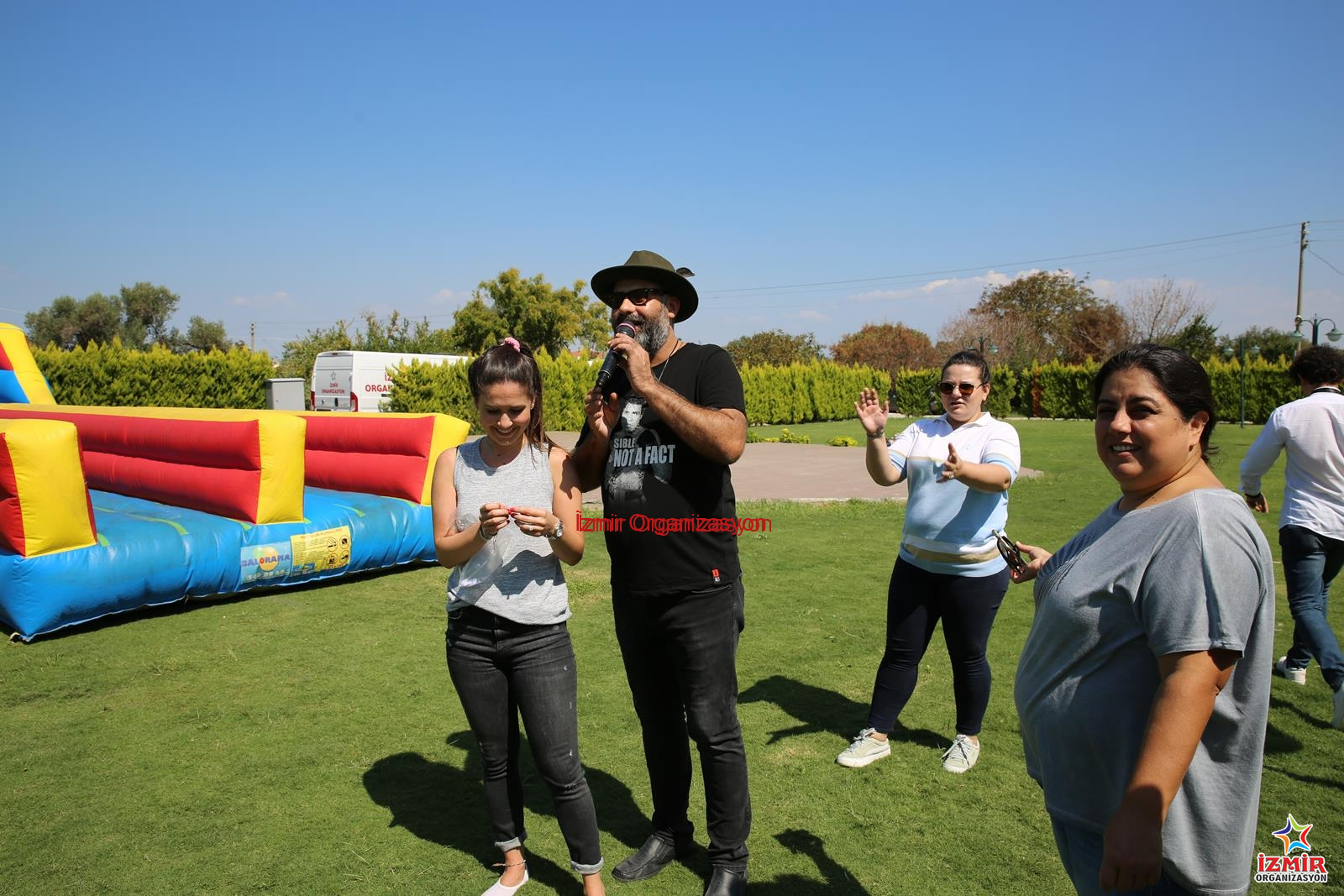 MC ve Sunucu Showman Temini maersk denizcilik sirket piknik organizasyonu 8 İzmir Organizasyon Etkinliğinizin akışını şansa bırakmayın! Açılış, festival, konser, düğün ve kurumsal organizasyonlarınızda; kusursuz diksiyonu, yüksek sahne enerjisi ve etkileyici hitabetiyle kitleleri yöneten profesyonel MC ve Sunucu hizmeti. Organizasyon içeriğine ve çalışacak olan kişiye göre fiyatlar değişiklik gösterecektir. İster resmi bir protokol sunumu, ister eğlence dolu bir Showman performansı... İzmir Organizasyon bünyesindeki deneyimli moderatörlerle etkinliğinizin sesini duyurun. Piknik Sunucu ve Mc Show Kiralama Piknik Organizasyonu İzmir