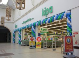 Mağazaların Promosyon Dönemlerinde Balon Süsleme magazalarin promosyon donemlerinde balon susleme izmir organizasyon13 İzmir Organizasyon Mağazaların promosyon dönemlerinde balon süsleme ve diğer hizmetlerle İzmir Organizasyon firması olarak ilgi çekici aktivitelere yer veriyoruz. Büyük çaplı veya küçük çaplı fark etmeksizin, mağazaların çeşitli özel günler ve promosyon günlerinde halkın dikkatini çekmek için yaptığı birçok aktivite mevcut. Gerçekleştirdiğimiz birçok organizasyon ve verdiğimiz onca hizmet arasında balon süsleme de çok talep edilen hizmetlerimiz arasında. İzmir Organizasyon’un bünyesinde barındırdığı başarılı ve bir o kadar da yetenekli ekibi, profesyonel olarak organizasyonları planlıyor; yetenekli eller ve yaratıcı zekaları ile talep edilen hizmetleri başarı ile gerçekleştiriyor. Sürekli araştırma, geliştirme içerisinde olup yepyeni hizmetler ve hazır organizasyon paketleri oluşturarak yüzde yüz müşteri memnuniyetini hedefliyor. Balon süsleme hizmeti; organizasyonlarda mekanı güzelleştirmenin yanında canlı renkleri ve muntazam dizilişleri ile göz kamaştırıyor ve asıl hedefimiz olan mekana ilgi çekmeyi başarıyor. Sadece açılış organizasyonları ve çeşitli etkinliklerde değil, özel günler ve mağazaların promosyon günleri ayrıca mağaza açılış yıl dönümlerinde mekanı renklendiriyorlar. Mağaza Promosyon Dönemlerinde Balon Süsleme İzmir