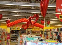 Mağazaların Promosyon Dönemlerinde Balon Süsleme magazalarin promosyon donemlerinde balon susleme izmir organizasyon17 1 İzmir Organizasyon Mağazaların promosyon dönemlerinde balon süsleme ve diğer hizmetlerle İzmir Organizasyon firması olarak ilgi çekici aktivitelere yer veriyoruz. Büyük çaplı veya küçük çaplı fark etmeksizin, mağazaların çeşitli özel günler ve promosyon günlerinde halkın dikkatini çekmek için yaptığı birçok aktivite mevcut. Gerçekleştirdiğimiz birçok organizasyon ve verdiğimiz onca hizmet arasında balon süsleme de çok talep edilen hizmetlerimiz arasında. İzmir Organizasyon’un bünyesinde barındırdığı başarılı ve bir o kadar da yetenekli ekibi, profesyonel olarak organizasyonları planlıyor; yetenekli eller ve yaratıcı zekaları ile talep edilen hizmetleri başarı ile gerçekleştiriyor. Sürekli araştırma, geliştirme içerisinde olup yepyeni hizmetler ve hazır organizasyon paketleri oluşturarak yüzde yüz müşteri memnuniyetini hedefliyor. Balon süsleme hizmeti; organizasyonlarda mekanı güzelleştirmenin yanında canlı renkleri ve muntazam dizilişleri ile göz kamaştırıyor ve asıl hedefimiz olan mekana ilgi çekmeyi başarıyor. Sadece açılış organizasyonları ve çeşitli etkinliklerde değil, özel günler ve mağazaların promosyon günleri ayrıca mağaza açılış yıl dönümlerinde mekanı renklendiriyorlar. İzmir Balon Süsleme