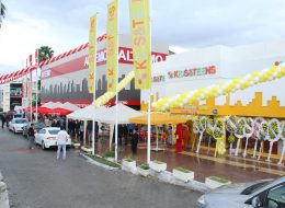 Mağazaların Promosyon Dönemlerinde Balon Süsleme magazalarin promosyon donemlerinde balon susleme izmir organizasyon21 İzmir Organizasyon Mağazaların promosyon dönemlerinde balon süsleme ve diğer hizmetlerle İzmir Organizasyon firması olarak ilgi çekici aktivitelere yer veriyoruz. Büyük çaplı veya küçük çaplı fark etmeksizin, mağazaların çeşitli özel günler ve promosyon günlerinde halkın dikkatini çekmek için yaptığı birçok aktivite mevcut. Gerçekleştirdiğimiz birçok organizasyon ve verdiğimiz onca hizmet arasında balon süsleme de çok talep edilen hizmetlerimiz arasında. İzmir Organizasyon’un bünyesinde barındırdığı başarılı ve bir o kadar da yetenekli ekibi, profesyonel olarak organizasyonları planlıyor; yetenekli eller ve yaratıcı zekaları ile talep edilen hizmetleri başarı ile gerçekleştiriyor. Sürekli araştırma, geliştirme içerisinde olup yepyeni hizmetler ve hazır organizasyon paketleri oluşturarak yüzde yüz müşteri memnuniyetini hedefliyor. Balon süsleme hizmeti; organizasyonlarda mekanı güzelleştirmenin yanında canlı renkleri ve muntazam dizilişleri ile göz kamaştırıyor ve asıl hedefimiz olan mekana ilgi çekmeyi başarıyor. Sadece açılış organizasyonları ve çeşitli etkinliklerde değil, özel günler ve mağazaların promosyon günleri ayrıca mağaza açılış yıl dönümlerinde mekanı renklendiriyorlar. Bayrak ve Balon Süsleme Mağaza Promosyon Dönemleri ve Etkinlikleri İzmir