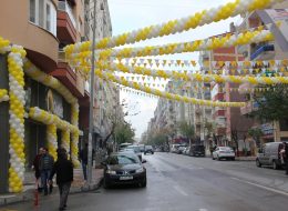 Mağazaların Promosyon Dönemlerinde Balon Süsleme magazalarin promosyon donemlerinde balon susleme izmir organizasyon23 İzmir Organizasyon Mağazaların promosyon dönemlerinde balon süsleme ve diğer hizmetlerle İzmir Organizasyon firması olarak ilgi çekici aktivitelere yer veriyoruz. Büyük çaplı veya küçük çaplı fark etmeksizin, mağazaların çeşitli özel günler ve promosyon günlerinde halkın dikkatini çekmek için yaptığı birçok aktivite mevcut. Gerçekleştirdiğimiz birçok organizasyon ve verdiğimiz onca hizmet arasında balon süsleme de çok talep edilen hizmetlerimiz arasında. İzmir Organizasyon’un bünyesinde barındırdığı başarılı ve bir o kadar da yetenekli ekibi, profesyonel olarak organizasyonları planlıyor; yetenekli eller ve yaratıcı zekaları ile talep edilen hizmetleri başarı ile gerçekleştiriyor. Sürekli araştırma, geliştirme içerisinde olup yepyeni hizmetler ve hazır organizasyon paketleri oluşturarak yüzde yüz müşteri memnuniyetini hedefliyor. Balon süsleme hizmeti; organizasyonlarda mekanı güzelleştirmenin yanında canlı renkleri ve muntazam dizilişleri ile göz kamaştırıyor ve asıl hedefimiz olan mekana ilgi çekmeyi başarıyor. Sadece açılış organizasyonları ve çeşitli etkinliklerde değil, özel günler ve mağazaların promosyon günleri ayrıca mağaza açılış yıl dönümlerinde mekanı renklendiriyorlar. Renkli Balon Süslemeleri İzmir