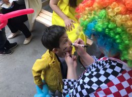 Manisa Çocuk Şenliği Organizasyonu manisa cocuk senligi organizasyonu 1 İzmir Organizasyon Manisa çocuk şenliği organizasyonu ile İzmir Organizasyon çocuklara bir kez daha eğlenceli anlar yaşatmayı başardı. 23 Nisan Ulusal Egemenlik ve Çocuk Bayramı şenlik organizasyonlarında İzmir Organizasyon firmamızı tercih yetkili ile Manisa’da gerçekleşecek çocuk şenliği organizasyonu için ilk olarak detaylı bir görüşme gerçekleştirdik. Çocuk şenliği organizasyonunda çocukların keyif alarak oynayacakları şişme oyun parkurları, pamuk şeker, popcorn, elma şekeri hizmeti ve organizasyonda neşeli dakikalar yaşanmasını sağlayan animasyon ekibimiz ile daha pek çok hizmetten bahsettik kendilerine. Yaptığımız görüşmeler doğrultusunda da Manisa çocuk şenliği organizasyonu ile ilgili detaylı planlarımızı oluşturduk. İzmir Organizasyon firması olarak bizlere çocukların doyasıya eğleneceği organizasyon için hazırlıklarımızı yapmak kalmıştı. İzmir Organizasyon Manisa çocuk şenliği organizasyonu ile keyifli bir şenlik organizasyonuna imza attı. Manisa çocuk şenliği organizasyonu haberimiz için yazının devamını okuyabilirsiniz. Şenlik Organizasyonu Palyaço Kiralama