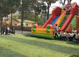 Manisa Çocuk Şenliği Organizasyonu manisa cocuk senligi organizasyonu 2 İzmir Organizasyon Manisa çocuk şenliği organizasyonu ile İzmir Organizasyon çocuklara bir kez daha eğlenceli anlar yaşatmayı başardı. 23 Nisan Ulusal Egemenlik ve Çocuk Bayramı şenlik organizasyonlarında İzmir Organizasyon firmamızı tercih yetkili ile Manisa’da gerçekleşecek çocuk şenliği organizasyonu için ilk olarak detaylı bir görüşme gerçekleştirdik. Çocuk şenliği organizasyonunda çocukların keyif alarak oynayacakları şişme oyun parkurları, pamuk şeker, popcorn, elma şekeri hizmeti ve organizasyonda neşeli dakikalar yaşanmasını sağlayan animasyon ekibimiz ile daha pek çok hizmetten bahsettik kendilerine. Yaptığımız görüşmeler doğrultusunda da Manisa çocuk şenliği organizasyonu ile ilgili detaylı planlarımızı oluşturduk. İzmir Organizasyon firması olarak bizlere çocukların doyasıya eğleneceği organizasyon için hazırlıklarımızı yapmak kalmıştı. İzmir Organizasyon Manisa çocuk şenliği organizasyonu ile keyifli bir şenlik organizasyonuna imza attı. Manisa çocuk şenliği organizasyonu haberimiz için yazının devamını okuyabilirsiniz. Manisa Şişme Oyuncak Kiralama