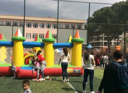 Manisa Çocuk Şenliği Organizasyonu manisa cocuk senligi organizasyonu 3 İzmir Organizasyon Manisa çocuk şenliği organizasyonu ile İzmir Organizasyon çocuklara bir kez daha eğlenceli anlar yaşatmayı başardı. 23 Nisan Ulusal Egemenlik ve Çocuk Bayramı şenlik organizasyonlarında İzmir Organizasyon firmamızı tercih yetkili ile Manisa’da gerçekleşecek çocuk şenliği organizasyonu için ilk olarak detaylı bir görüşme gerçekleştirdik. Çocuk şenliği organizasyonunda çocukların keyif alarak oynayacakları şişme oyun parkurları, pamuk şeker, popcorn, elma şekeri hizmeti ve organizasyonda neşeli dakikalar yaşanmasını sağlayan animasyon ekibimiz ile daha pek çok hizmetten bahsettik kendilerine. Yaptığımız görüşmeler doğrultusunda da Manisa çocuk şenliği organizasyonu ile ilgili detaylı planlarımızı oluşturduk. İzmir Organizasyon firması olarak bizlere çocukların doyasıya eğleneceği organizasyon için hazırlıklarımızı yapmak kalmıştı. İzmir Organizasyon Manisa çocuk şenliği organizasyonu ile keyifli bir şenlik organizasyonuna imza attı. Manisa çocuk şenliği organizasyonu haberimiz için yazının devamını okuyabilirsiniz. Kuleli Zıp Zıp Şişme Oyun Parkuru Kiralama Manisa