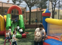 Manisa Çocuk Şenliği Organizasyonu manisa cocuk senligi organizasyonu 4 İzmir Organizasyon Manisa çocuk şenliği organizasyonu ile İzmir Organizasyon çocuklara bir kez daha eğlenceli anlar yaşatmayı başardı. 23 Nisan Ulusal Egemenlik ve Çocuk Bayramı şenlik organizasyonlarında İzmir Organizasyon firmamızı tercih yetkili ile Manisa’da gerçekleşecek çocuk şenliği organizasyonu için ilk olarak detaylı bir görüşme gerçekleştirdik. Çocuk şenliği organizasyonunda çocukların keyif alarak oynayacakları şişme oyun parkurları, pamuk şeker, popcorn, elma şekeri hizmeti ve organizasyonda neşeli dakikalar yaşanmasını sağlayan animasyon ekibimiz ile daha pek çok hizmetten bahsettik kendilerine. Yaptığımız görüşmeler doğrultusunda da Manisa çocuk şenliği organizasyonu ile ilgili detaylı planlarımızı oluşturduk. İzmir Organizasyon firması olarak bizlere çocukların doyasıya eğleneceği organizasyon için hazırlıklarımızı yapmak kalmıştı. İzmir Organizasyon Manisa çocuk şenliği organizasyonu ile keyifli bir şenlik organizasyonuna imza attı. Manisa çocuk şenliği organizasyonu haberimiz için yazının devamını okuyabilirsiniz. Kaydırak Kiralama ve Animasyon Ekibi Hizmeti