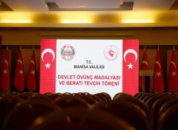 Manisa Valiliği Devlet Övünç Madalyası Tevcih Töreni Organizasyonu manisa valiligi devlet ovunc madalyasi tevcih toreni organizasyonu 2 İzmir Organizasyon Manisa Valiliği Devlet Övünç Madalyası Tevcih Töreni Organizasyonu 26 Ocak'ta Manisa Anemon Hotel de gerçekleşti. Organizasyon, Manisa Aile ve Sosyal Politikalar İl Müdürlüğü ve Manisa Valiliği tarafınca İzmir Organizasyon ekibine ulaşarak başladı. Manisa Aile ve Sosyal Politikalar Bakanlığı İl Müdürlüğü ve Manisa Valiliği ile yapılan görüşmeler ile Manisa Valiliği Devlet Övünç Madalyası Tevcih Töreni Organizasyonu ve etkinliğin de tüm ihtiyaçlar beraber saptandı. Daha önce birçok organizasyon firması ile çalıştıklarını ancak olumsuz sonuçlar ile karşılaştıklarını belirten Manisa Aile ve Sosyal Politikalar Bakanlığı, İzmir Organizasyon ekibinin referanslarını incelediklerini ve bizi tercih ettiklerini belirtti. Manisa Valiliği Devlet Övünç Madalyası Tevcih Töreni Organizasyonu için ses sistemi kiralama, led ekran sistemi, sahne düzeni, bayrak süsleme, çiçek süsleme, protokol sehpası gibi ihtiyaçlar belirlendi ve İzmir Organizasyon firmamızdan gerekli ürünler organizasyon için temin edildi. Led Ekran Sisteminde hangi sunumların yapılacağı ve nelere yer verileceği yine Manisa Aile ve Sosyal Politikalar Bakanlığı İl Müdürlüğü ve Manisa Valiliği ile yapılan görüşmeler sonucunda belirlendi. Manisa Valiliği Devlet Övünç Madalyası Tevcih Töreni Organizasyonu gerçekleşmeden önce salonda hazırlıklar başladı. Protokol katılımları başlamadan salonda sabahın erken saatlerinden itibaren profesyonel ekibimiz hazırlıklarını tüm hızı ile sürdürdü. Led Ekran Kiralama Servisi İzmir Organizasyon