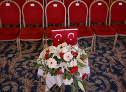 Manisa Valiliği Devlet Övünç Madalyası Tevcih Töreni Organizasyonu manisa valiligi devlet ovunc madalyasi tevcih toreni organizasyonu 4 İzmir Organizasyon Manisa Valiliği Devlet Övünç Madalyası Tevcih Töreni Organizasyonu 26 Ocak'ta Manisa Anemon Hotel de gerçekleşti. Organizasyon, Manisa Aile ve Sosyal Politikalar İl Müdürlüğü ve Manisa Valiliği tarafınca İzmir Organizasyon ekibine ulaşarak başladı. Manisa Aile ve Sosyal Politikalar Bakanlığı İl Müdürlüğü ve Manisa Valiliği ile yapılan görüşmeler ile Manisa Valiliği Devlet Övünç Madalyası Tevcih Töreni Organizasyonu ve etkinliğin de tüm ihtiyaçlar beraber saptandı. Daha önce birçok organizasyon firması ile çalıştıklarını ancak olumsuz sonuçlar ile karşılaştıklarını belirten Manisa Aile ve Sosyal Politikalar Bakanlığı, İzmir Organizasyon ekibinin referanslarını incelediklerini ve bizi tercih ettiklerini belirtti. Manisa Valiliği Devlet Övünç Madalyası Tevcih Töreni Organizasyonu için ses sistemi kiralama, led ekran sistemi, sahne düzeni, bayrak süsleme, çiçek süsleme, protokol sehpası gibi ihtiyaçlar belirlendi ve İzmir Organizasyon firmamızdan gerekli ürünler organizasyon için temin edildi. Led Ekran Sisteminde hangi sunumların yapılacağı ve nelere yer verileceği yine Manisa Aile ve Sosyal Politikalar Bakanlığı İl Müdürlüğü ve Manisa Valiliği ile yapılan görüşmeler sonucunda belirlendi. Manisa Valiliği Devlet Övünç Madalyası Tevcih Töreni Organizasyonu gerçekleşmeden önce salonda hazırlıklar başladı. Protokol katılımları başlamadan salonda sabahın erken saatlerinden itibaren profesyonel ekibimiz hazırlıklarını tüm hızı ile sürdürdü. Protokol Sehpası Çiçek Süsleme Hizmeti İzmir Organizasyon