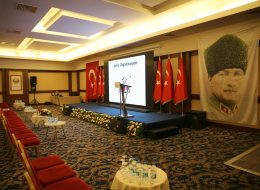 Manisa Valiliği Devlet Övünç Madalyası Tevcih Töreni Organizasyonu manisa valiligi devlet ovunc madalyasi tevcih toreni organizasyonu 8 İzmir Organizasyon Manisa Valiliği Devlet Övünç Madalyası Tevcih Töreni Organizasyonu 26 Ocak'ta Manisa Anemon Hotel de gerçekleşti. Organizasyon, Manisa Aile ve Sosyal Politikalar İl Müdürlüğü ve Manisa Valiliği tarafınca İzmir Organizasyon ekibine ulaşarak başladı. Manisa Aile ve Sosyal Politikalar Bakanlığı İl Müdürlüğü ve Manisa Valiliği ile yapılan görüşmeler ile Manisa Valiliği Devlet Övünç Madalyası Tevcih Töreni Organizasyonu ve etkinliğin de tüm ihtiyaçlar beraber saptandı. Daha önce birçok organizasyon firması ile çalıştıklarını ancak olumsuz sonuçlar ile karşılaştıklarını belirten Manisa Aile ve Sosyal Politikalar Bakanlığı, İzmir Organizasyon ekibinin referanslarını incelediklerini ve bizi tercih ettiklerini belirtti. Manisa Valiliği Devlet Övünç Madalyası Tevcih Töreni Organizasyonu için ses sistemi kiralama, led ekran sistemi, sahne düzeni, bayrak süsleme, çiçek süsleme, protokol sehpası gibi ihtiyaçlar belirlendi ve İzmir Organizasyon firmamızdan gerekli ürünler organizasyon için temin edildi. Led Ekran Sisteminde hangi sunumların yapılacağı ve nelere yer verileceği yine Manisa Aile ve Sosyal Politikalar Bakanlığı İl Müdürlüğü ve Manisa Valiliği ile yapılan görüşmeler sonucunda belirlendi. Manisa Valiliği Devlet Övünç Madalyası Tevcih Töreni Organizasyonu gerçekleşmeden önce salonda hazırlıklar başladı. Protokol katılımları başlamadan salonda sabahın erken saatlerinden itibaren profesyonel ekibimiz hazırlıklarını tüm hızı ile sürdürdü. Profesyonel Ses Sistemi Kiralama İzmir Organizasyon