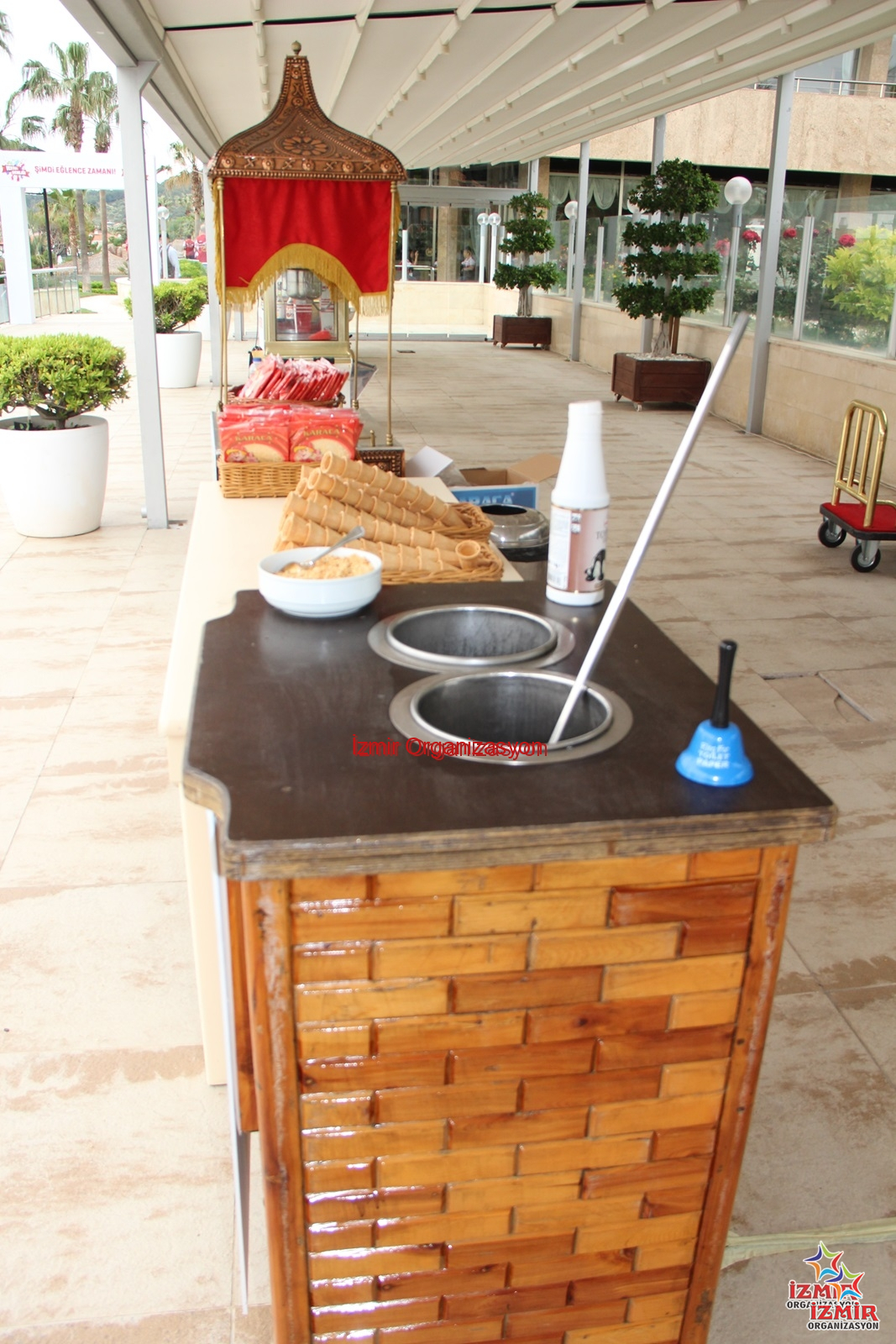 Maraş Dondurmacısı Standı Kiralama & Dondurma İkramı maraş dondurmacısı izmir organizasyon 4 İzmir Organizasyon Yaz etkinliklerinin vazgeçilmezi! Geleneksel motiflerle süslü standında, otantik Maraş kıyafeti (cepken, fes) giyen ustamızdan; keçi sütlü, sakızlı ve bıçakla kesilecek kadar sert Hakiki Maraş Dondurması ikramı. Meşhur külah oyunları ve dondurma şovlarıyla misafirlerinizi hem serinleten hem de kahkahaya boğan, sınırsız dağıtımlı profesyonel Maraş Dondurmacısı Kiralama hizmeti. Dondurma Standı Kiralama İzmir