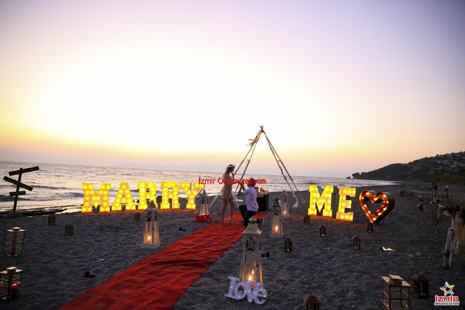 Işıklı Harf Kiralama marry me dev harflerle evlilik teklifi organizasyonu 3 İzmir Organizasyon Mesajınızı ışıklarla yazın! Düğün, nişan, evlilik teklifi ve lansmanlarınız için 1 metre boyunda, retro ampullü dev ışıklı harf ve rakam kiralama hizmeti. İsterseniz Işıklı Rakam Kirama hizmeti olarakta düşünebilirsiniz. İster baş harflerinizi (A & B), ister "LOVE" veya "MARRY ME" yazılarını oluşturun. Mekana sıcak bir atmosfer katan, fotoğraf çekimlerinin yıldızı olacak şık dekorasyon çözümü. Işıklı Harf Kiralama - Görsel 7