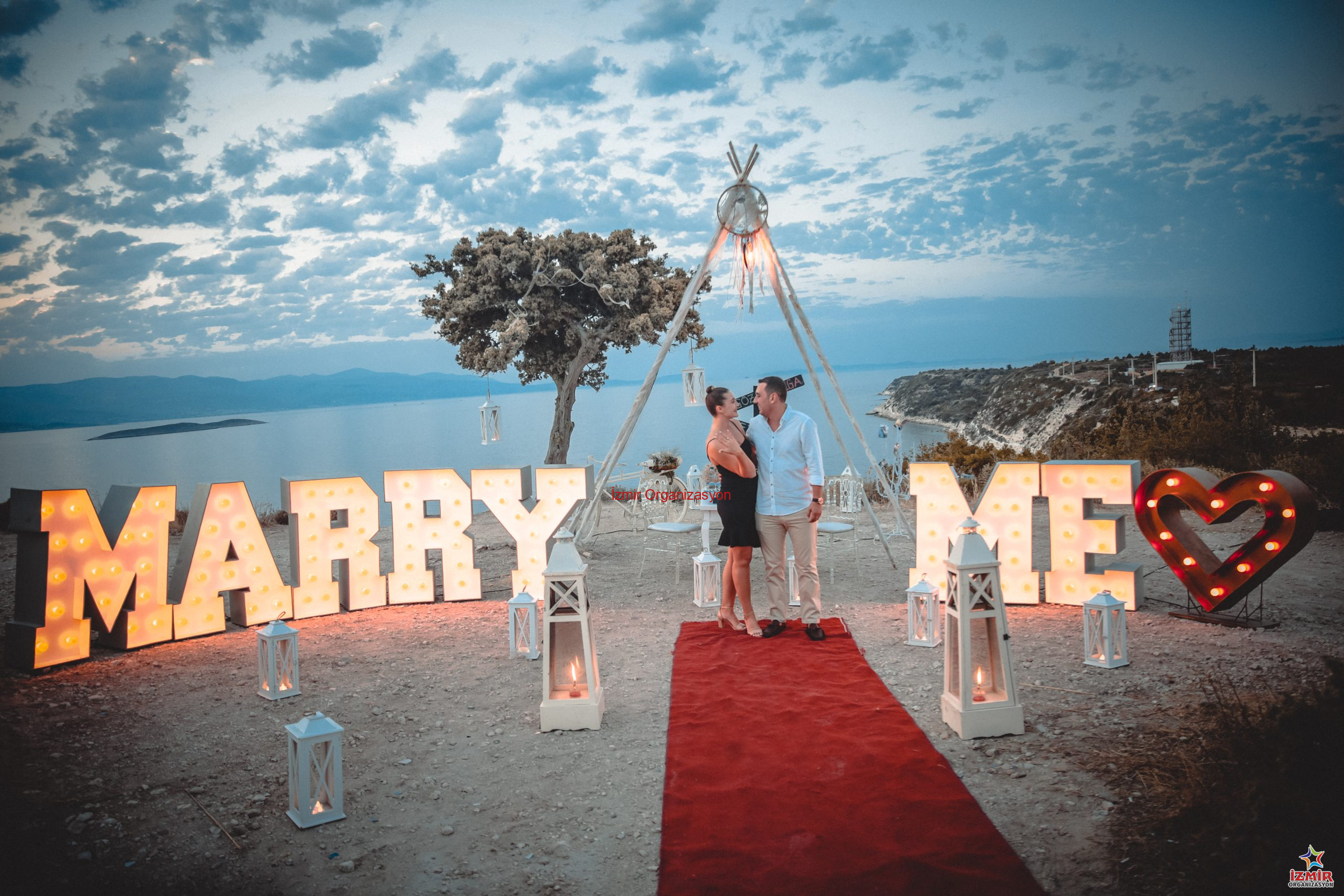Işıklı Harf Kiralama marry me isikli harflerle evlenme teklifi organizasyonu scaled İzmir Organizasyon Mesajınızı ışıklarla yazın! Düğün, nişan, evlilik teklifi ve lansmanlarınız için 1 metre boyunda, retro ampullü dev ışıklı harf ve rakam kiralama hizmeti. İsterseniz Işıklı Rakam Kirama hizmeti olarakta düşünebilirsiniz. İster baş harflerinizi (A & B), ister "LOVE" veya "MARRY ME" yazılarını oluşturun. Mekana sıcak bir atmosfer katan, fotoğraf çekimlerinin yıldızı olacak şık dekorasyon çözümü. Işıklı Harf Kiralama - Görsel 10