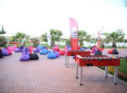 Masa Langırtı masa langirti kiralama 3 İzmir Organizasyon Masa langırtı, langırt oyunun 4 kişiyle oynanabilen bir türüdür. Mega langırt oyununa göre ebat olarak daha küçüktür. 2’şer kişilik 2 takım halinde oynanır. Futbol oyunun plastik ya da demir kol çubuklarla oynanabilen şeklidir. Skor sayımı oyunun başındaki animatörümüz tarafından yapılır. Masa langırtı kiralama hizmetini ‘İzmir Organizasyon’ firması olarak 12 yılı aşkın süredir vermekteyiz. Kendi depomuzdan temin ettiğimiz langırt oyunlarımızı, nakliyeden kurulumuna kadar verdiğimiz kiralama hizmeti ile temin edebilirsiniz. Uzun yıllar organizasyon dünyasında sayısız büyük projelere imza atan ‘İzmir Organizasyon’ firması olarak bizler kendimizi geliştirmeye ve eğitmeye devam ediyoruz. Her geçen gün büyüyen ve gelişen ekibimiz ile gücümüze güç katıyoruz. Ekip üyelerimizin teorik ve saha eğitimlerine son derece önem veriyor, bu sayede alanlarında uzman profesyonel bir ekip ortaya çıkarıyoruz. Sadece İzmir’de değil Türkiye’nin her yerine oyun kiralama, masa langırtı kiralama, ekipman kiralama hizmetleri veriyoruz. Kurumsal Organizasyonlar Mekanik Oyuncak Kiralama ve Masa Langırtı Temini