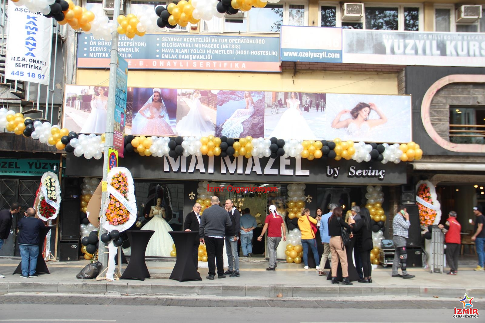 Zincir Balon Süsleme matmazel by sevinc cankaya acilis organizasyonu 12 İzmir Organizasyon İş yerinizin açılışında veya kampanya dönemlerinde tüm gözleri üzerinize çekin! Kurumsal renklerinizle uyumlu, güneşe ve rüzgara dayanıklı profesyonel zincir balon süsleme hizmeti. Kapı takı (ark), sütun balon, bina cephesi veya cadde boyu süslemelerle; markanızın görünürlüğünü İzmir Organizasyon kalitesiyle maksimuma çıkarın. İzmir Balon Süsleme