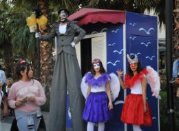 Mavibahçe AVM'de Sonbahar Etkinlikleri Ve Helloween mavibahcede sonbahar etkinlikleri 1 İzmir Organizasyon Güneşin yaz tazesi ışıklarının yerini kış kaçkını ışınlara bırakma sürecidir sonbahar. Doğanın içinde son enerji kırıntılarını alevden bir katmanla üstüne çekip hafif hafif yanlamaya başladığı zamandır. Haberler bitsin, bir çay koyacaktır. Göçmen kuşlar ötekinin kanat seslerinin rüzgarlarında güneye yönelmişken, eve giren kestane kokusudur. Dur şu dizi bitsin de kalkıp yerine yatacaktır. Sonbahar her taşın altında, her kuşun kanadında, her akşam rüzgarında aranan özlenen beklenen bir hayal tortusudur. Bir de her AVM'si ayrı güzeldir İzmir’imiz. Mavibahçe AVM'de Sonbahar etkinlikleri ve Helloween, yepyeni bir hafta sonunda İzmir Organizasyon şirketimiz tarafından gerçekleştirildi. Avm etkinlikleri, açılış organizasyonu, açılış organizasyonu benzeri yıl dönümü etkinlikleri ve organizasyon alanında 2004 yılından beri hizmet veren İzmir Organizasyon şirketimiz İzmir, yakın çevresi ve Türkiye’nin dört bir noktasına ulaşmaktadır. %100 müşteri memnuniyeti ilkesiyle çalışan İzmir Organizasyon profesyonel ekibi ve kaliteli ekipmanlarıyla her daim yanı başınızda… Mavibahçe AVM'de Sonbahar etkinlikleri ve Helloween organizasyonu için devam eden görüşmelerimiz esnasında yer vereceğimiz hizmetleri detaylandırdık. Ekim ayının Kasım ayına uzanan hafta sonu düzenlenecek organizasyonda çocuklar ve yetişkinler için düzenlenecek ve keyifli aktiviteler gerçekleştirilecekti. Mavibahçe AVM'de Sonbahar Etkinlikleri Ve Helloween mavibahcede sonbahar etkinlikleri 1 İzmir Organizasyon