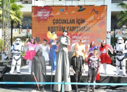 Mavibahçe AVM'de Sonbahar Etkinlikleri Ve Helloween mavibahcede sonbahar etkinlikleri 12 İzmir Organizasyon Güneşin yaz tazesi ışıklarının yerini kış kaçkını ışınlara bırakma sürecidir sonbahar. Doğanın içinde son enerji kırıntılarını alevden bir katmanla üstüne çekip hafif hafif yanlamaya başladığı zamandır. Haberler bitsin, bir çay koyacaktır. Göçmen kuşlar ötekinin kanat seslerinin rüzgarlarında güneye yönelmişken, eve giren kestane kokusudur. Dur şu dizi bitsin de kalkıp yerine yatacaktır. Sonbahar her taşın altında, her kuşun kanadında, her akşam rüzgarında aranan özlenen beklenen bir hayal tortusudur. Bir de her AVM'si ayrı güzeldir İzmir’imiz. Mavibahçe AVM'de Sonbahar etkinlikleri ve Helloween, yepyeni bir hafta sonunda İzmir Organizasyon şirketimiz tarafından gerçekleştirildi. Avm etkinlikleri, açılış organizasyonu, açılış organizasyonu benzeri yıl dönümü etkinlikleri ve organizasyon alanında 2004 yılından beri hizmet veren İzmir Organizasyon şirketimiz İzmir, yakın çevresi ve Türkiye’nin dört bir noktasına ulaşmaktadır. %100 müşteri memnuniyeti ilkesiyle çalışan İzmir Organizasyon profesyonel ekibi ve kaliteli ekipmanlarıyla her daim yanı başınızda… Mavibahçe AVM'de Sonbahar etkinlikleri ve Helloween organizasyonu için devam eden görüşmelerimiz esnasında yer vereceğimiz hizmetleri detaylandırdık. Ekim ayının Kasım ayına uzanan hafta sonu düzenlenecek organizasyonda çocuklar ve yetişkinler için düzenlenecek ve keyifli aktiviteler gerçekleştirilecekti. Mavibahçe AVM'de Sonbahar Etkinlikleri Ve Helloween mavibahcede sonbahar etkinlikleri 12 İzmir Organizasyon