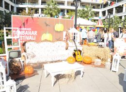 Mavibahçe AVM'de Sonbahar Etkinlikleri Ve Helloween mavibahcede sonbahar etkinlikleri 13 İzmir Organizasyon Güneşin yaz tazesi ışıklarının yerini kış kaçkını ışınlara bırakma sürecidir sonbahar. Doğanın içinde son enerji kırıntılarını alevden bir katmanla üstüne çekip hafif hafif yanlamaya başladığı zamandır. Haberler bitsin, bir çay koyacaktır. Göçmen kuşlar ötekinin kanat seslerinin rüzgarlarında güneye yönelmişken, eve giren kestane kokusudur. Dur şu dizi bitsin de kalkıp yerine yatacaktır. Sonbahar her taşın altında, her kuşun kanadında, her akşam rüzgarında aranan özlenen beklenen bir hayal tortusudur. Bir de her AVM'si ayrı güzeldir İzmir’imiz. Mavibahçe AVM'de Sonbahar etkinlikleri ve Helloween, yepyeni bir hafta sonunda İzmir Organizasyon şirketimiz tarafından gerçekleştirildi. Avm etkinlikleri, açılış organizasyonu, açılış organizasyonu benzeri yıl dönümü etkinlikleri ve organizasyon alanında 2004 yılından beri hizmet veren İzmir Organizasyon şirketimiz İzmir, yakın çevresi ve Türkiye’nin dört bir noktasına ulaşmaktadır. %100 müşteri memnuniyeti ilkesiyle çalışan İzmir Organizasyon profesyonel ekibi ve kaliteli ekipmanlarıyla her daim yanı başınızda… Mavibahçe AVM'de Sonbahar etkinlikleri ve Helloween organizasyonu için devam eden görüşmelerimiz esnasında yer vereceğimiz hizmetleri detaylandırdık. Ekim ayının Kasım ayına uzanan hafta sonu düzenlenecek organizasyonda çocuklar ve yetişkinler için düzenlenecek ve keyifli aktiviteler gerçekleştirilecekti. Mavibahçe AVM'de Sonbahar Etkinlikleri Ve Helloween mavibahcede sonbahar etkinlikleri 13 İzmir Organizasyon