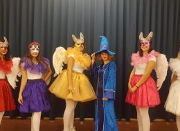 Mavibahçe AVM'de Sonbahar Etkinlikleri Ve Helloween mavibahcede sonbahar etkinlikleri 19 İzmir Organizasyon Güneşin yaz tazesi ışıklarının yerini kış kaçkını ışınlara bırakma sürecidir sonbahar. Doğanın içinde son enerji kırıntılarını alevden bir katmanla üstüne çekip hafif hafif yanlamaya başladığı zamandır. Haberler bitsin, bir çay koyacaktır. Göçmen kuşlar ötekinin kanat seslerinin rüzgarlarında güneye yönelmişken, eve giren kestane kokusudur. Dur şu dizi bitsin de kalkıp yerine yatacaktır. Sonbahar her taşın altında, her kuşun kanadında, her akşam rüzgarında aranan özlenen beklenen bir hayal tortusudur. Bir de her AVM'si ayrı güzeldir İzmir’imiz. Mavibahçe AVM'de Sonbahar etkinlikleri ve Helloween, yepyeni bir hafta sonunda İzmir Organizasyon şirketimiz tarafından gerçekleştirildi. Avm etkinlikleri, açılış organizasyonu, açılış organizasyonu benzeri yıl dönümü etkinlikleri ve organizasyon alanında 2004 yılından beri hizmet veren İzmir Organizasyon şirketimiz İzmir, yakın çevresi ve Türkiye’nin dört bir noktasına ulaşmaktadır. %100 müşteri memnuniyeti ilkesiyle çalışan İzmir Organizasyon profesyonel ekibi ve kaliteli ekipmanlarıyla her daim yanı başınızda… Mavibahçe AVM'de Sonbahar etkinlikleri ve Helloween organizasyonu için devam eden görüşmelerimiz esnasında yer vereceğimiz hizmetleri detaylandırdık. Ekim ayının Kasım ayına uzanan hafta sonu düzenlenecek organizasyonda çocuklar ve yetişkinler için düzenlenecek ve keyifli aktiviteler gerçekleştirilecekti. Mavibahçe AVM'de Sonbahar Etkinlikleri Ve Helloween mavibahcede sonbahar etkinlikleri 19 İzmir Organizasyon