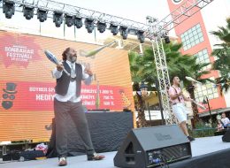 Mavibahçe AVM'de Sonbahar Etkinlikleri Ve Helloween mavibahcede sonbahar etkinlikleri 23 İzmir Organizasyon Güneşin yaz tazesi ışıklarının yerini kış kaçkını ışınlara bırakma sürecidir sonbahar. Doğanın içinde son enerji kırıntılarını alevden bir katmanla üstüne çekip hafif hafif yanlamaya başladığı zamandır. Haberler bitsin, bir çay koyacaktır. Göçmen kuşlar ötekinin kanat seslerinin rüzgarlarında güneye yönelmişken, eve giren kestane kokusudur. Dur şu dizi bitsin de kalkıp yerine yatacaktır. Sonbahar her taşın altında, her kuşun kanadında, her akşam rüzgarında aranan özlenen beklenen bir hayal tortusudur. Bir de her AVM'si ayrı güzeldir İzmir’imiz. Mavibahçe AVM'de Sonbahar etkinlikleri ve Helloween, yepyeni bir hafta sonunda İzmir Organizasyon şirketimiz tarafından gerçekleştirildi. Avm etkinlikleri, açılış organizasyonu, açılış organizasyonu benzeri yıl dönümü etkinlikleri ve organizasyon alanında 2004 yılından beri hizmet veren İzmir Organizasyon şirketimiz İzmir, yakın çevresi ve Türkiye’nin dört bir noktasına ulaşmaktadır. %100 müşteri memnuniyeti ilkesiyle çalışan İzmir Organizasyon profesyonel ekibi ve kaliteli ekipmanlarıyla her daim yanı başınızda… Mavibahçe AVM'de Sonbahar etkinlikleri ve Helloween organizasyonu için devam eden görüşmelerimiz esnasında yer vereceğimiz hizmetleri detaylandırdık. Ekim ayının Kasım ayına uzanan hafta sonu düzenlenecek organizasyonda çocuklar ve yetişkinler için düzenlenecek ve keyifli aktiviteler gerçekleştirilecekti. Mavibahçe AVM'de Sonbahar Etkinlikleri Ve Helloween mavibahcede sonbahar etkinlikleri 23 İzmir Organizasyon