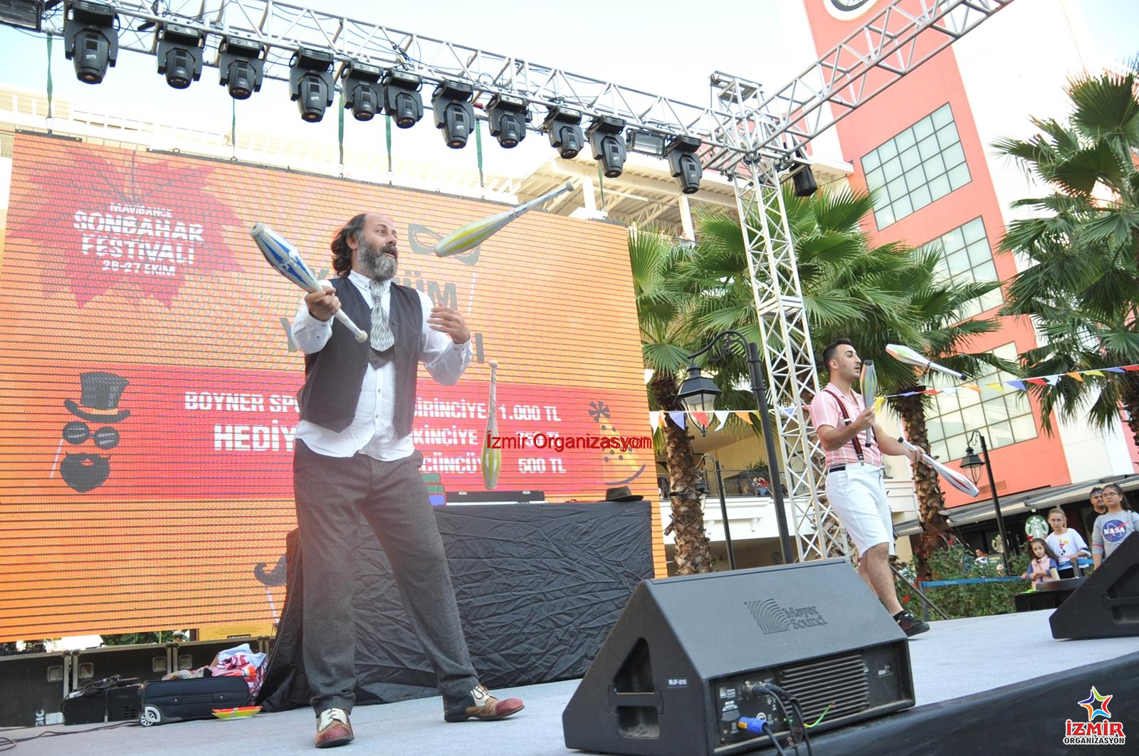 Profesyonel Jonglör Gösterisi Kiralama mavibahcede sonbahar etkinlikleri 23 İzmir Organizasyon Toplar, labutlar, halkalar ve özel ledli ekipmanlarla yerçekimine meydan okuyan nefes kesici bir jonglör gösterisine hazır olun! Festivallerden doğum günlerine, AVM etkinliklerinden açılışlara kadar her organizasyonda; renkli kostümleri, yüksek el-göz koordinasyonu ve interaktif sahne performansıyla izleyenleri büyüleyen İzmir Organizasyon profesyonel jonglör kiralama hizmeti. Profesyonel Jonglör Gösterisi Kiralama - Görsel 5