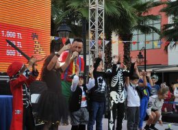 Mavibahçe AVM'de Sonbahar Etkinlikleri Ve Helloween mavibahcede sonbahar etkinlikleri 5 İzmir Organizasyon Güneşin yaz tazesi ışıklarının yerini kış kaçkını ışınlara bırakma sürecidir sonbahar. Doğanın içinde son enerji kırıntılarını alevden bir katmanla üstüne çekip hafif hafif yanlamaya başladığı zamandır. Haberler bitsin, bir çay koyacaktır. Göçmen kuşlar ötekinin kanat seslerinin rüzgarlarında güneye yönelmişken, eve giren kestane kokusudur. Dur şu dizi bitsin de kalkıp yerine yatacaktır. Sonbahar her taşın altında, her kuşun kanadında, her akşam rüzgarında aranan özlenen beklenen bir hayal tortusudur. Bir de her AVM'si ayrı güzeldir İzmir’imiz. Mavibahçe AVM'de Sonbahar etkinlikleri ve Helloween, yepyeni bir hafta sonunda İzmir Organizasyon şirketimiz tarafından gerçekleştirildi. Avm etkinlikleri, açılış organizasyonu, açılış organizasyonu benzeri yıl dönümü etkinlikleri ve organizasyon alanında 2004 yılından beri hizmet veren İzmir Organizasyon şirketimiz İzmir, yakın çevresi ve Türkiye’nin dört bir noktasına ulaşmaktadır. %100 müşteri memnuniyeti ilkesiyle çalışan İzmir Organizasyon profesyonel ekibi ve kaliteli ekipmanlarıyla her daim yanı başınızda… Mavibahçe AVM'de Sonbahar etkinlikleri ve Helloween organizasyonu için devam eden görüşmelerimiz esnasında yer vereceğimiz hizmetleri detaylandırdık. Ekim ayının Kasım ayına uzanan hafta sonu düzenlenecek organizasyonda çocuklar ve yetişkinler için düzenlenecek ve keyifli aktiviteler gerçekleştirilecekti. Mavibahçe AVM'de Sonbahar Etkinlikleri Ve Helloween mavibahcede sonbahar etkinlikleri 5 İzmir Organizasyon