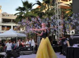 Mavibahçe AVM'de Sonbahar Etkinlikleri Ve Helloween mavibahcede sonbahar etkinlikleri 8 İzmir Organizasyon Güneşin yaz tazesi ışıklarının yerini kış kaçkını ışınlara bırakma sürecidir sonbahar. Doğanın içinde son enerji kırıntılarını alevden bir katmanla üstüne çekip hafif hafif yanlamaya başladığı zamandır. Haberler bitsin, bir çay koyacaktır. Göçmen kuşlar ötekinin kanat seslerinin rüzgarlarında güneye yönelmişken, eve giren kestane kokusudur. Dur şu dizi bitsin de kalkıp yerine yatacaktır. Sonbahar her taşın altında, her kuşun kanadında, her akşam rüzgarında aranan özlenen beklenen bir hayal tortusudur. Bir de her AVM'si ayrı güzeldir İzmir’imiz. Mavibahçe AVM'de Sonbahar etkinlikleri ve Helloween, yepyeni bir hafta sonunda İzmir Organizasyon şirketimiz tarafından gerçekleştirildi. Avm etkinlikleri, açılış organizasyonu, açılış organizasyonu benzeri yıl dönümü etkinlikleri ve organizasyon alanında 2004 yılından beri hizmet veren İzmir Organizasyon şirketimiz İzmir, yakın çevresi ve Türkiye’nin dört bir noktasına ulaşmaktadır. %100 müşteri memnuniyeti ilkesiyle çalışan İzmir Organizasyon profesyonel ekibi ve kaliteli ekipmanlarıyla her daim yanı başınızda… Mavibahçe AVM'de Sonbahar etkinlikleri ve Helloween organizasyonu için devam eden görüşmelerimiz esnasında yer vereceğimiz hizmetleri detaylandırdık. Ekim ayının Kasım ayına uzanan hafta sonu düzenlenecek organizasyonda çocuklar ve yetişkinler için düzenlenecek ve keyifli aktiviteler gerçekleştirilecekti. Mavibahçe AVM'de Sonbahar Etkinlikleri Ve Helloween mavibahcede sonbahar etkinlikleri 8 İzmir Organizasyon