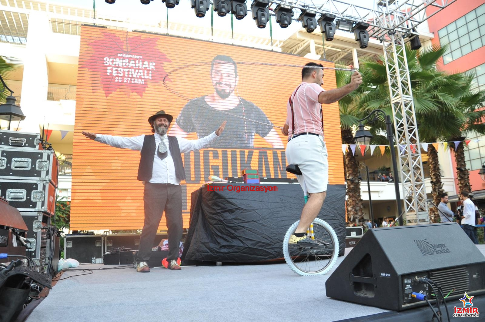 Profesyonel Jonglör Gösterisi Kiralama mavibahcede sonbahar etkinlikleri İzmir Organizasyon Toplar, labutlar, halkalar ve özel ledli ekipmanlarla yerçekimine meydan okuyan nefes kesici bir jonglör gösterisine hazır olun! Festivallerden doğum günlerine, AVM etkinliklerinden açılışlara kadar her organizasyonda; renkli kostümleri, yüksek el-göz koordinasyonu ve interaktif sahne performansıyla izleyenleri büyüleyen İzmir Organizasyon profesyonel jonglör kiralama hizmeti. Profesyonel Jonglör Gösterisi Kiralama - Görsel 6