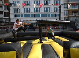 Mekanik Gladyatör mekanik gladyator 1 İzmir Organizasyon Mekanik gladyatör, etrafı şişme minderle çevrili, hız ve hareket kontrolü operatör tarafından yapılan şişme oyun parkurlarından biridir. Organizasyon ve etkinliklerinizin vazgeçilmez oyuncaklarından biri olan mekanik gladyatör, İzmir Organizasyon farkıyla sizlere ulaşıyor. İzmir, Ege Bölgesi ve Türkiye genelinde düzenleyeceğiniz organizasyonlarda, İzmir Organizasyon şirketimizden şişme oyun parkuru kiralama ve daha birçok hizmeti talep edebilirsiniz. 15 yılı aşkın organizasyon tecrübesi ile bugüne kadar birçok organizasyona ev sahipliği yapan İzmir Organizasyon şirketimiz, siz değerli müşterilerimize, müşteri memnuniyeti odaklı hizmet veriyor. Şişme oyun parkurları, İzmir Organizasyon ofisimizin hemen yanı başında bulunan depoda muhafaza edilmekte ve istediğiniz anda sizlere ulaştırılmaktadır. Mekanik gladyatör ve diğer şişme oyun parkurlarının kurulumu, profesyonel ekibimiz tarafından gerçekleştirilerek, şişme oyuncaklar organizasyonlarınız için hazır hale getirilir. Festival ve şenlik organizasyonu, piknik organizasyonu ve aile günü etkinlikleri, doğum günü organizasyonu, belediye etkinlikleri, açılış organizasyonu ve tüm etkinliklerinizde şişme oyun parkuru kiralama hizmetimizden faydalanabilirsiniz. Mekanik Gladyatör Kiralama