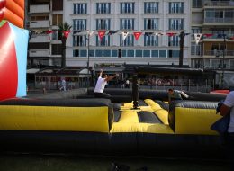 Mekanik Gladyatör mekanik gladyator 11 İzmir Organizasyon Mekanik gladyatör, etrafı şişme minderle çevrili, hız ve hareket kontrolü operatör tarafından yapılan şişme oyun parkurlarından biridir. Organizasyon ve etkinliklerinizin vazgeçilmez oyuncaklarından biri olan mekanik gladyatör, İzmir Organizasyon farkıyla sizlere ulaşıyor. İzmir, Ege Bölgesi ve Türkiye genelinde düzenleyeceğiniz organizasyonlarda, İzmir Organizasyon şirketimizden şişme oyun parkuru kiralama ve daha birçok hizmeti talep edebilirsiniz. 15 yılı aşkın organizasyon tecrübesi ile bugüne kadar birçok organizasyona ev sahipliği yapan İzmir Organizasyon şirketimiz, siz değerli müşterilerimize, müşteri memnuniyeti odaklı hizmet veriyor. Şişme oyun parkurları, İzmir Organizasyon ofisimizin hemen yanı başında bulunan depoda muhafaza edilmekte ve istediğiniz anda sizlere ulaştırılmaktadır. Mekanik gladyatör ve diğer şişme oyun parkurlarının kurulumu, profesyonel ekibimiz tarafından gerçekleştirilerek, şişme oyuncaklar organizasyonlarınız için hazır hale getirilir. Festival ve şenlik organizasyonu, piknik organizasyonu ve aile günü etkinlikleri, doğum günü organizasyonu, belediye etkinlikleri, açılış organizasyonu ve tüm etkinliklerinizde şişme oyun parkuru kiralama hizmetimizden faydalanabilirsiniz. Wipeout Kiralama