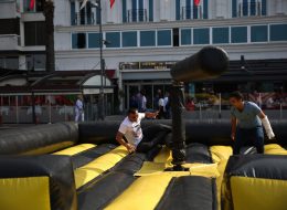 Mekanik Gladyatör mekanik gladyator 12 İzmir Organizasyon Mekanik gladyatör, etrafı şişme minderle çevrili, hız ve hareket kontrolü operatör tarafından yapılan şişme oyun parkurlarından biridir. Organizasyon ve etkinliklerinizin vazgeçilmez oyuncaklarından biri olan mekanik gladyatör, İzmir Organizasyon farkıyla sizlere ulaşıyor. İzmir, Ege Bölgesi ve Türkiye genelinde düzenleyeceğiniz organizasyonlarda, İzmir Organizasyon şirketimizden şişme oyun parkuru kiralama ve daha birçok hizmeti talep edebilirsiniz. 15 yılı aşkın organizasyon tecrübesi ile bugüne kadar birçok organizasyona ev sahipliği yapan İzmir Organizasyon şirketimiz, siz değerli müşterilerimize, müşteri memnuniyeti odaklı hizmet veriyor. Şişme oyun parkurları, İzmir Organizasyon ofisimizin hemen yanı başında bulunan depoda muhafaza edilmekte ve istediğiniz anda sizlere ulaştırılmaktadır. Mekanik gladyatör ve diğer şişme oyun parkurlarının kurulumu, profesyonel ekibimiz tarafından gerçekleştirilerek, şişme oyuncaklar organizasyonlarınız için hazır hale getirilir. Festival ve şenlik organizasyonu, piknik organizasyonu ve aile günü etkinlikleri, doğum günü organizasyonu, belediye etkinlikleri, açılış organizasyonu ve tüm etkinliklerinizde şişme oyun parkuru kiralama hizmetimizden faydalanabilirsiniz. Mekanik Gladyatör Kiralama