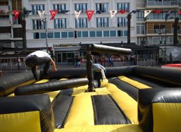 Mekanik Gladyatör mekanik gladyator 3 İzmir Organizasyon Mekanik gladyatör, etrafı şişme minderle çevrili, hız ve hareket kontrolü operatör tarafından yapılan şişme oyun parkurlarından biridir. Organizasyon ve etkinliklerinizin vazgeçilmez oyuncaklarından biri olan mekanik gladyatör, İzmir Organizasyon farkıyla sizlere ulaşıyor. İzmir, Ege Bölgesi ve Türkiye genelinde düzenleyeceğiniz organizasyonlarda, İzmir Organizasyon şirketimizden şişme oyun parkuru kiralama ve daha birçok hizmeti talep edebilirsiniz. 15 yılı aşkın organizasyon tecrübesi ile bugüne kadar birçok organizasyona ev sahipliği yapan İzmir Organizasyon şirketimiz, siz değerli müşterilerimize, müşteri memnuniyeti odaklı hizmet veriyor. Şişme oyun parkurları, İzmir Organizasyon ofisimizin hemen yanı başında bulunan depoda muhafaza edilmekte ve istediğiniz anda sizlere ulaştırılmaktadır. Mekanik gladyatör ve diğer şişme oyun parkurlarının kurulumu, profesyonel ekibimiz tarafından gerçekleştirilerek, şişme oyuncaklar organizasyonlarınız için hazır hale getirilir. Festival ve şenlik organizasyonu, piknik organizasyonu ve aile günü etkinlikleri, doğum günü organizasyonu, belediye etkinlikleri, açılış organizasyonu ve tüm etkinliklerinizde şişme oyun parkuru kiralama hizmetimizden faydalanabilirsiniz. İzmir Mekanik Gladyatör Kiralama