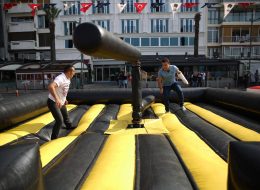 Mekanik Gladyatör mekanik gladyator 4 İzmir Organizasyon Mekanik gladyatör, etrafı şişme minderle çevrili, hız ve hareket kontrolü operatör tarafından yapılan şişme oyun parkurlarından biridir. Organizasyon ve etkinliklerinizin vazgeçilmez oyuncaklarından biri olan mekanik gladyatör, İzmir Organizasyon farkıyla sizlere ulaşıyor. İzmir, Ege Bölgesi ve Türkiye genelinde düzenleyeceğiniz organizasyonlarda, İzmir Organizasyon şirketimizden şişme oyun parkuru kiralama ve daha birçok hizmeti talep edebilirsiniz. 15 yılı aşkın organizasyon tecrübesi ile bugüne kadar birçok organizasyona ev sahipliği yapan İzmir Organizasyon şirketimiz, siz değerli müşterilerimize, müşteri memnuniyeti odaklı hizmet veriyor. Şişme oyun parkurları, İzmir Organizasyon ofisimizin hemen yanı başında bulunan depoda muhafaza edilmekte ve istediğiniz anda sizlere ulaştırılmaktadır. Mekanik gladyatör ve diğer şişme oyun parkurlarının kurulumu, profesyonel ekibimiz tarafından gerçekleştirilerek, şişme oyuncaklar organizasyonlarınız için hazır hale getirilir. Festival ve şenlik organizasyonu, piknik organizasyonu ve aile günü etkinlikleri, doğum günü organizasyonu, belediye etkinlikleri, açılış organizasyonu ve tüm etkinliklerinizde şişme oyun parkuru kiralama hizmetimizden faydalanabilirsiniz. Şişme Oyun Parkuru Kiralama