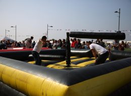 Mekanik Gladyatör mekanik gladyator 5 İzmir Organizasyon Mekanik gladyatör, etrafı şişme minderle çevrili, hız ve hareket kontrolü operatör tarafından yapılan şişme oyun parkurlarından biridir. Organizasyon ve etkinliklerinizin vazgeçilmez oyuncaklarından biri olan mekanik gladyatör, İzmir Organizasyon farkıyla sizlere ulaşıyor. İzmir, Ege Bölgesi ve Türkiye genelinde düzenleyeceğiniz organizasyonlarda, İzmir Organizasyon şirketimizden şişme oyun parkuru kiralama ve daha birçok hizmeti talep edebilirsiniz. 15 yılı aşkın organizasyon tecrübesi ile bugüne kadar birçok organizasyona ev sahipliği yapan İzmir Organizasyon şirketimiz, siz değerli müşterilerimize, müşteri memnuniyeti odaklı hizmet veriyor. Şişme oyun parkurları, İzmir Organizasyon ofisimizin hemen yanı başında bulunan depoda muhafaza edilmekte ve istediğiniz anda sizlere ulaştırılmaktadır. Mekanik gladyatör ve diğer şişme oyun parkurlarının kurulumu, profesyonel ekibimiz tarafından gerçekleştirilerek, şişme oyuncaklar organizasyonlarınız için hazır hale getirilir. Festival ve şenlik organizasyonu, piknik organizasyonu ve aile günü etkinlikleri, doğum günü organizasyonu, belediye etkinlikleri, açılış organizasyonu ve tüm etkinliklerinizde şişme oyun parkuru kiralama hizmetimizden faydalanabilirsiniz. Şişme Yetişkin Oyuncakları Kiralama