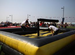 Mekanik Gladyatör mekanik gladyator 6 İzmir Organizasyon Mekanik gladyatör, etrafı şişme minderle çevrili, hız ve hareket kontrolü operatör tarafından yapılan şişme oyun parkurlarından biridir. Organizasyon ve etkinliklerinizin vazgeçilmez oyuncaklarından biri olan mekanik gladyatör, İzmir Organizasyon farkıyla sizlere ulaşıyor. İzmir, Ege Bölgesi ve Türkiye genelinde düzenleyeceğiniz organizasyonlarda, İzmir Organizasyon şirketimizden şişme oyun parkuru kiralama ve daha birçok hizmeti talep edebilirsiniz. 15 yılı aşkın organizasyon tecrübesi ile bugüne kadar birçok organizasyona ev sahipliği yapan İzmir Organizasyon şirketimiz, siz değerli müşterilerimize, müşteri memnuniyeti odaklı hizmet veriyor. Şişme oyun parkurları, İzmir Organizasyon ofisimizin hemen yanı başında bulunan depoda muhafaza edilmekte ve istediğiniz anda sizlere ulaştırılmaktadır. Mekanik gladyatör ve diğer şişme oyun parkurlarının kurulumu, profesyonel ekibimiz tarafından gerçekleştirilerek, şişme oyuncaklar organizasyonlarınız için hazır hale getirilir. Festival ve şenlik organizasyonu, piknik organizasyonu ve aile günü etkinlikleri, doğum günü organizasyonu, belediye etkinlikleri, açılış organizasyonu ve tüm etkinliklerinizde şişme oyun parkuru kiralama hizmetimizden faydalanabilirsiniz. İzmir Gladyatör Kiralama