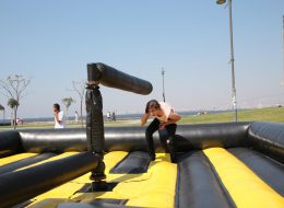 Mekanik Gladyatör mekanik gladyator 9 İzmir Organizasyon Mekanik gladyatör, etrafı şişme minderle çevrili, hız ve hareket kontrolü operatör tarafından yapılan şişme oyun parkurlarından biridir. Organizasyon ve etkinliklerinizin vazgeçilmez oyuncaklarından biri olan mekanik gladyatör, İzmir Organizasyon farkıyla sizlere ulaşıyor. İzmir, Ege Bölgesi ve Türkiye genelinde düzenleyeceğiniz organizasyonlarda, İzmir Organizasyon şirketimizden şişme oyun parkuru kiralama ve daha birçok hizmeti talep edebilirsiniz. 15 yılı aşkın organizasyon tecrübesi ile bugüne kadar birçok organizasyona ev sahipliği yapan İzmir Organizasyon şirketimiz, siz değerli müşterilerimize, müşteri memnuniyeti odaklı hizmet veriyor. Şişme oyun parkurları, İzmir Organizasyon ofisimizin hemen yanı başında bulunan depoda muhafaza edilmekte ve istediğiniz anda sizlere ulaştırılmaktadır. Mekanik gladyatör ve diğer şişme oyun parkurlarının kurulumu, profesyonel ekibimiz tarafından gerçekleştirilerek, şişme oyuncaklar organizasyonlarınız için hazır hale getirilir. Festival ve şenlik organizasyonu, piknik organizasyonu ve aile günü etkinlikleri, doğum günü organizasyonu, belediye etkinlikleri, açılış organizasyonu ve tüm etkinliklerinizde şişme oyun parkuru kiralama hizmetimizden faydalanabilirsiniz. Mekanik Gladyatör Kiralama İzmir